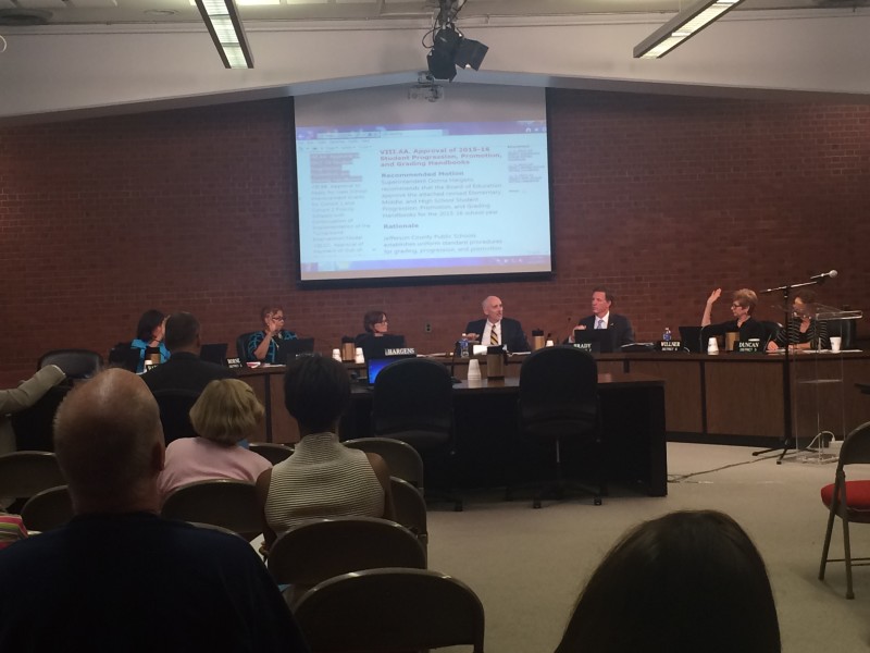 The JCPS board votes on the new grading scale proposal. The motion passed 5-1, with Chuck Haddaway absent and Linda Duncan opposing. Photo by Amanda Tu 