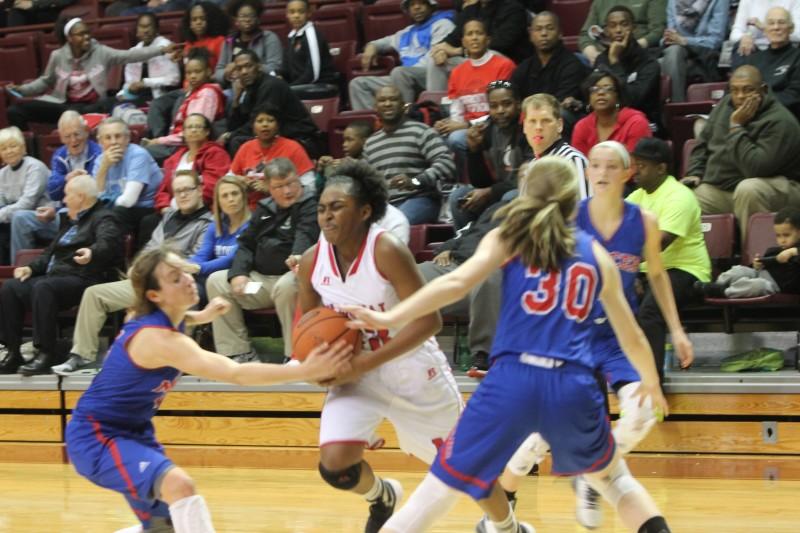 Jaela Johnson (10, #33) drives to the basket. Photo by Jordyn Stumpf.