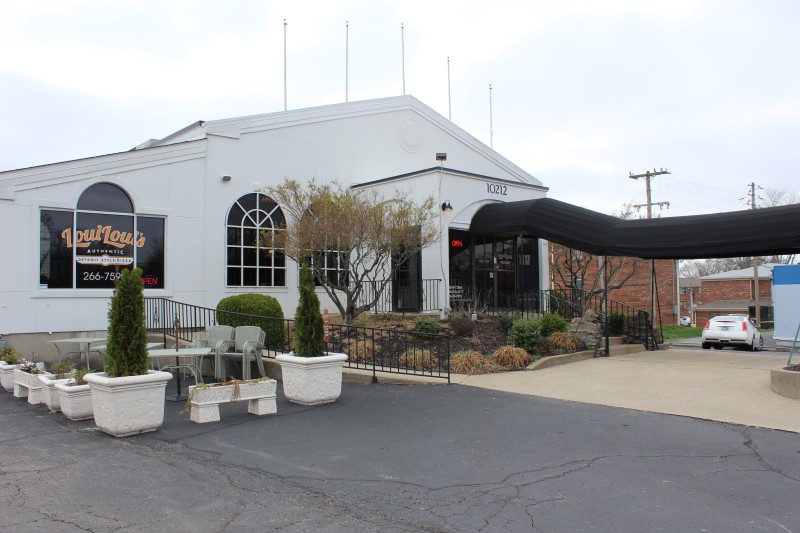 The exterior of Loui Loui's on Taylorsville Road. Photo by Olivia Evans.